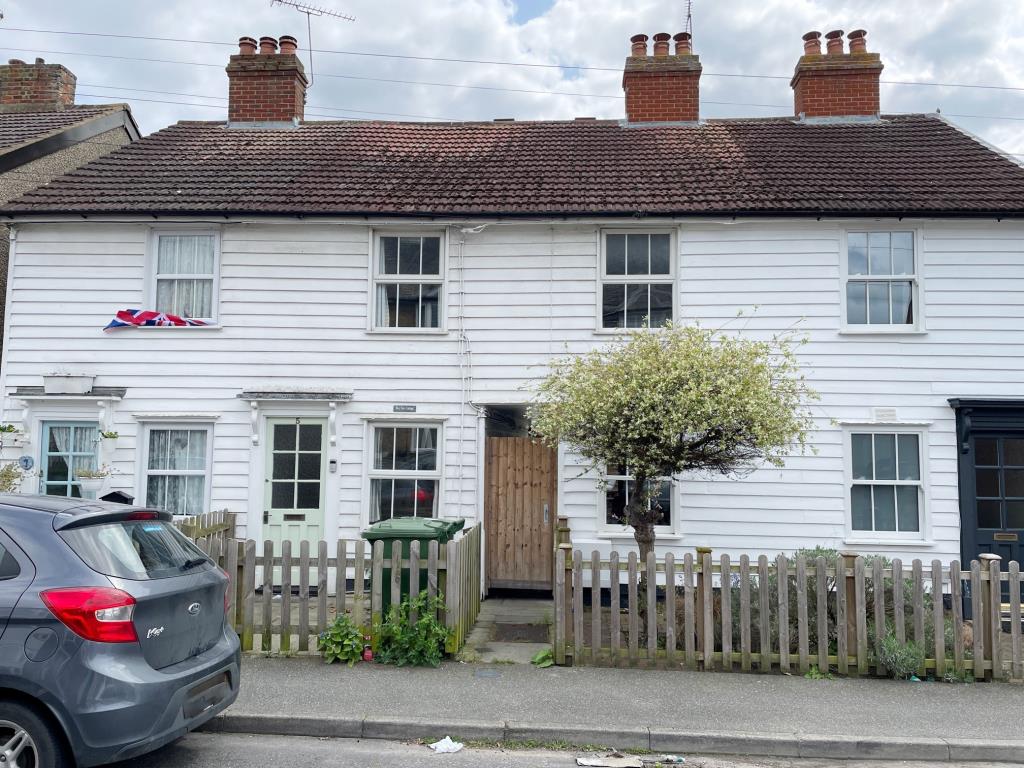 Lot: 9 - THREE-BEDROOM TERRACE CHARACTER COTTAGE IN RIVERSIDE TOWN LOCATION - 5 Queens Road three bedroom terrace cottage in Burnham on Crouch